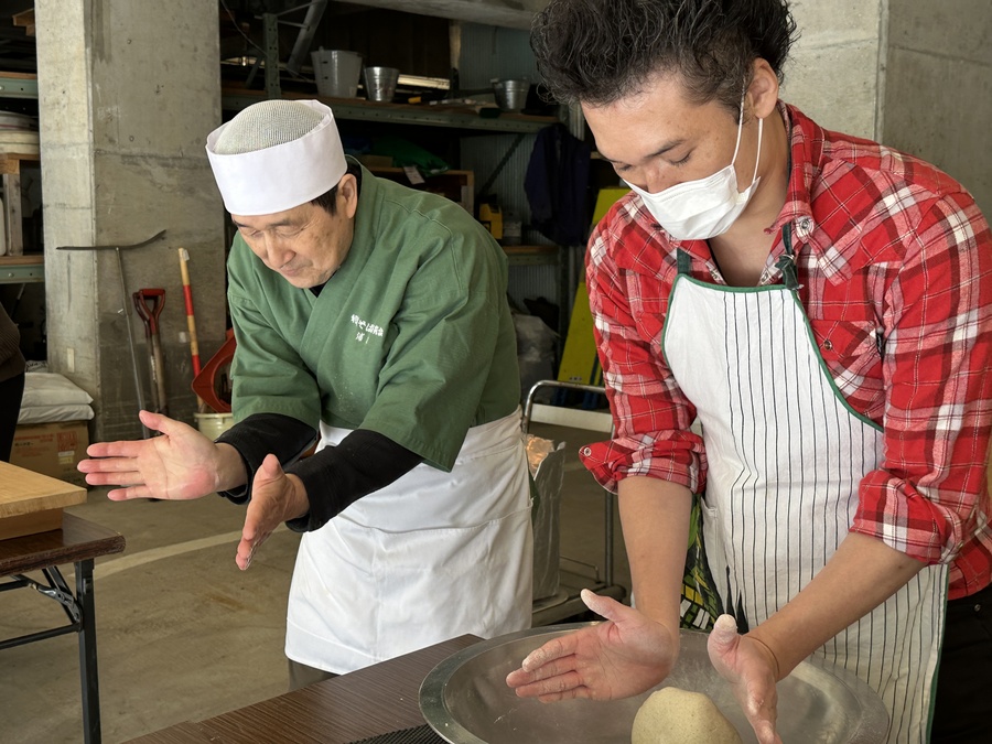 蕎麦打ち体験をする参加者
