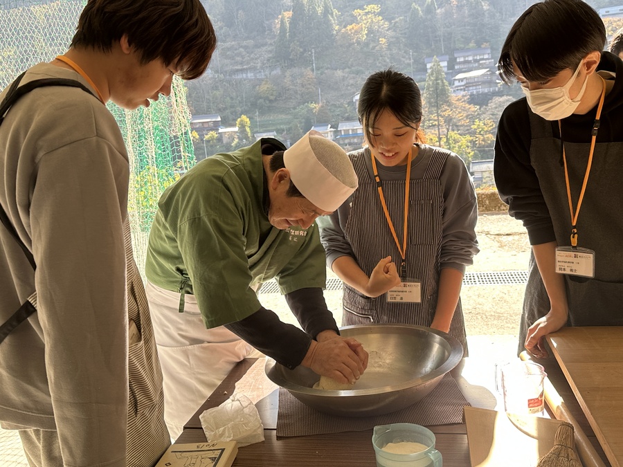 蕎麦打ち体験をする参加者