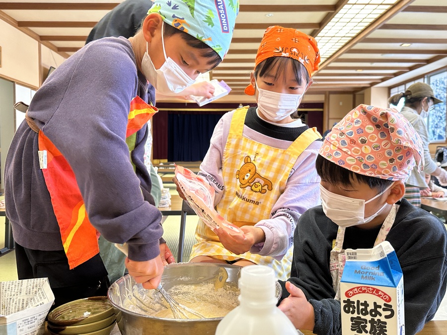 デザートのホットケーキを作る子供達