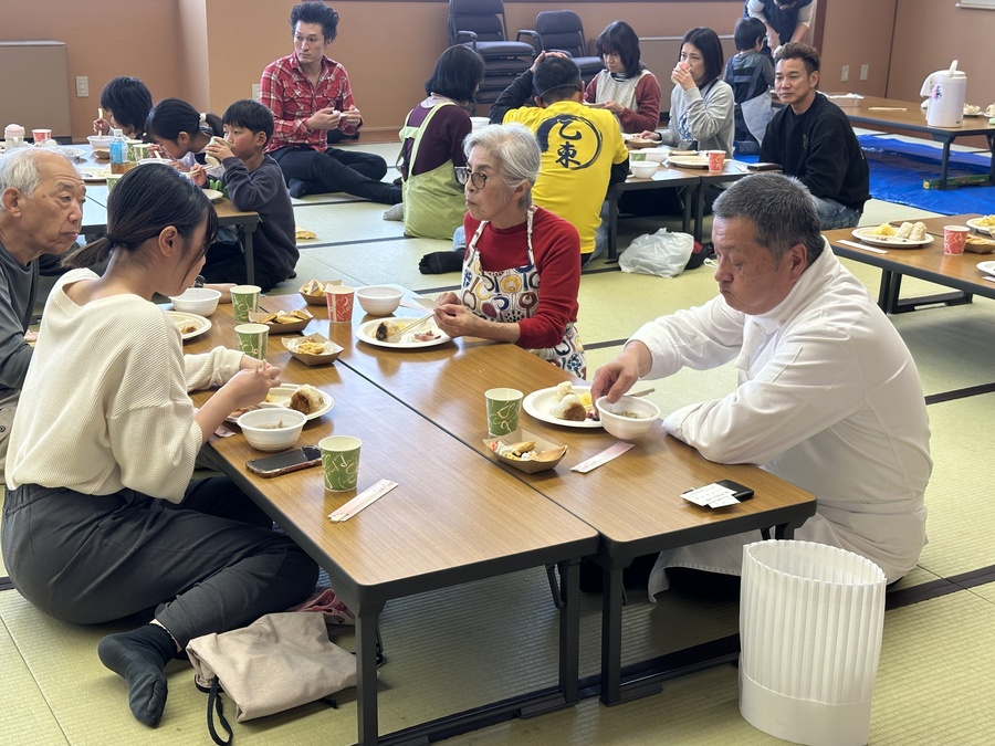 みんなで作った料理を頂く